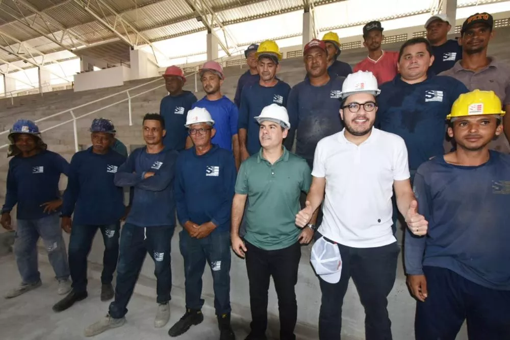 Obras do ginásio poliesportivo foram vistoriadas (Foto: Francisco Leal)