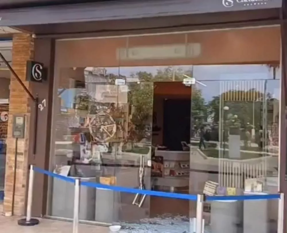 Loja no centro de Picos foi arrombada durante a madrugada (Foto: Reprodução Redes Sociais))