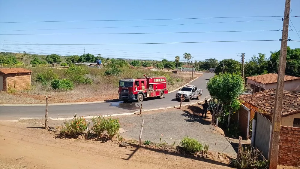 Bombeiros se deslocaram três vezes para atender ocorrências na residência do suspeito (Foto: Assis Santos)