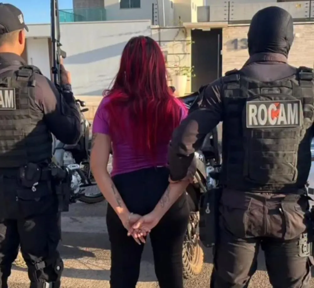 Mulher presa pela PM após descumprimento de prisão domiciliar (Foto: Reprodução / Polícia Militar)