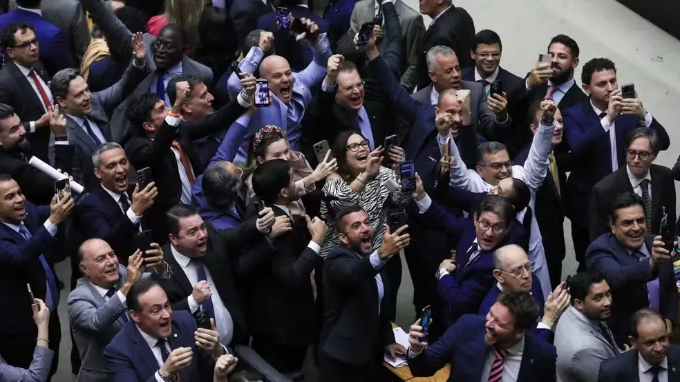 Deputados da oposição comemoram derrota do governo na Câmara — Foto: Lula Marques/Agência Brasil