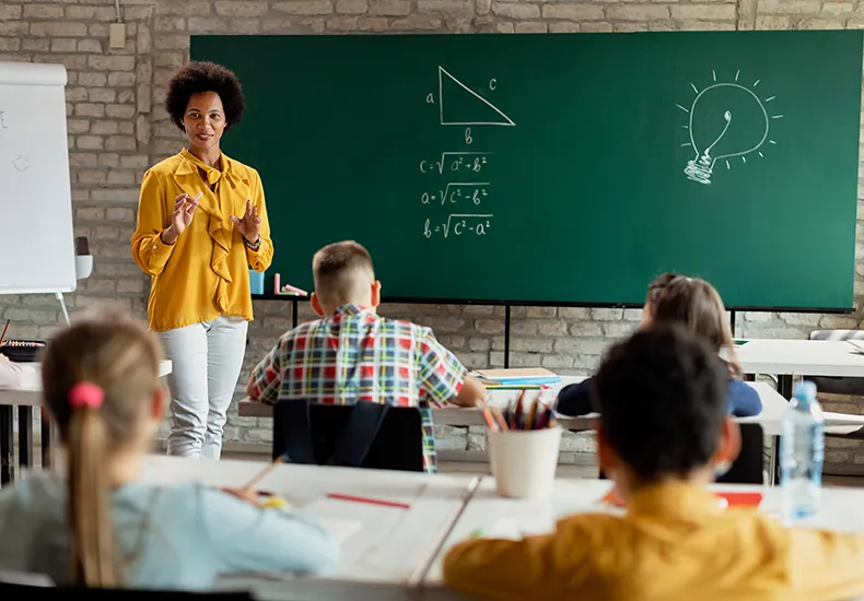 Profissionais da educação podem concorrer a 15 mil bolsas gratuitas para curso sobre uso de IA