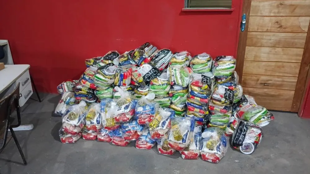 Associação de Moradores do bairro Morada do Sol realiza entrega de cestas básicas para famílias carentes