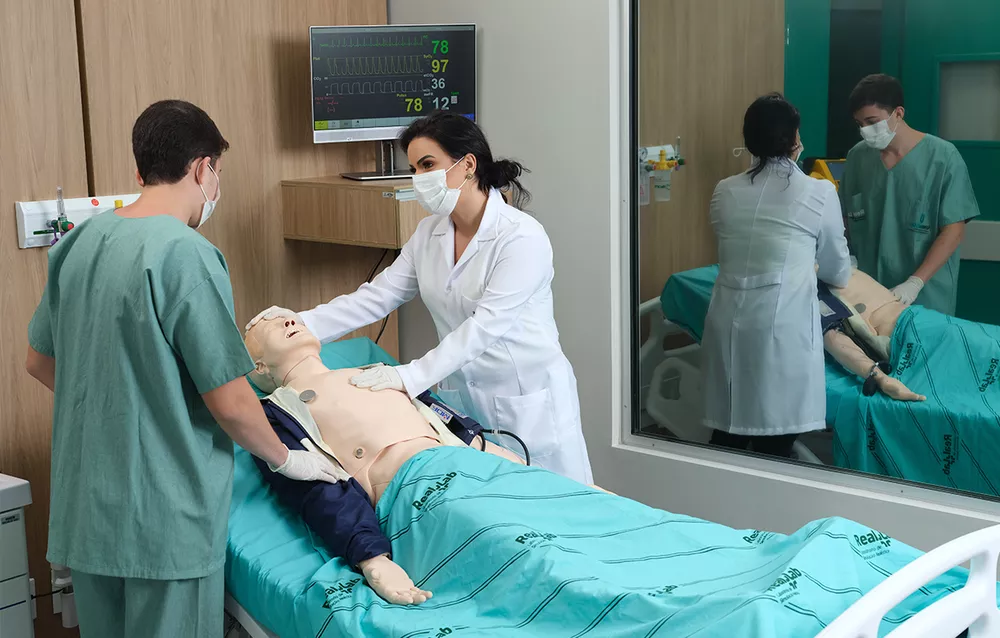 Professora e aluno de Medicina do UNIFAGOC — Foto: Comunicação UNIFAGOC/Divulgação