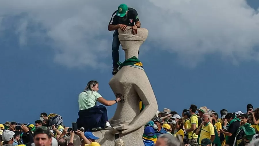 Foto mostra Débora escrevendo a frase 'Perdeu, mané' na estátua – Foto: Gabriela Biló/Folhapress.