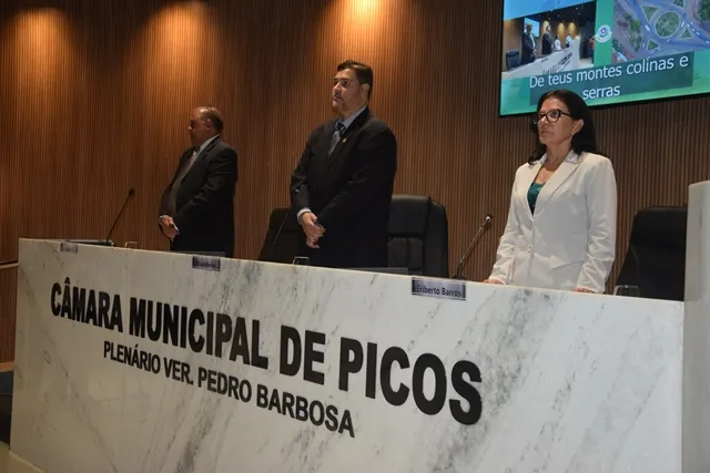 Mesa diretora da Câmara. – Foto: Bismark Sousa.