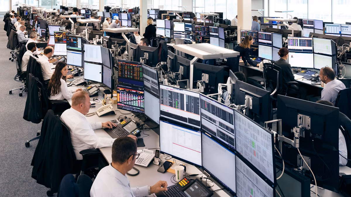 Trading floor de uma corretora. – Foto: Domínio público.