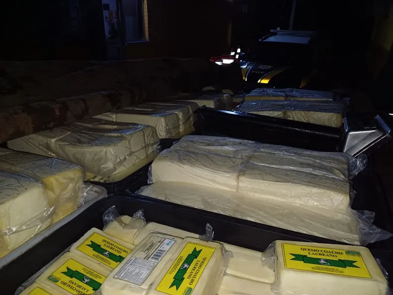 PRF de Picos intercepta carga de 3,5 toneladas de queijo irregular