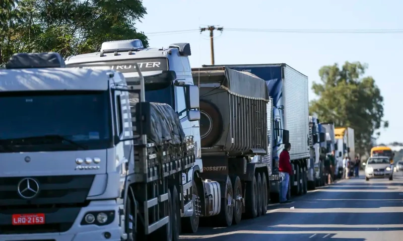 Alta do diesel pressiona caminhoneiros e sindicato aponta risco de greve no Piauí