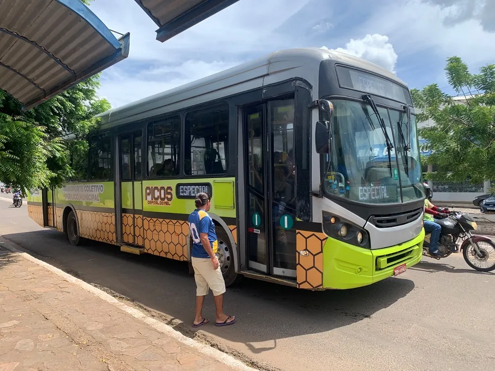 Quatro ônibus estão transportando gratuitamente passageiros em Picos (Foto: Vanessa Maria)
