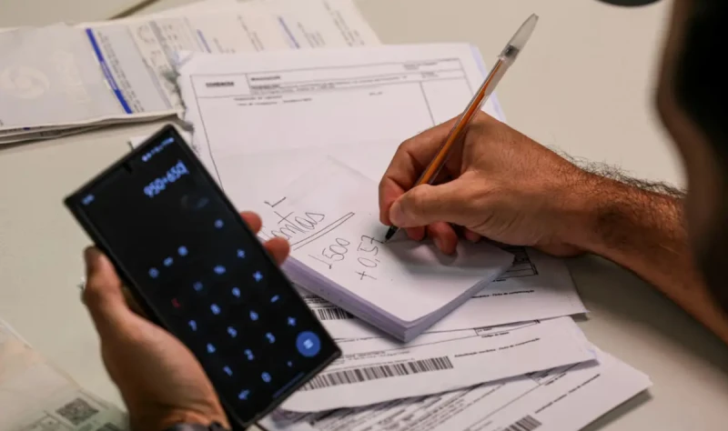 Piauiense precisaria ganhar R$ 2,7 mil para pagar custos mensais, aponta Serasa