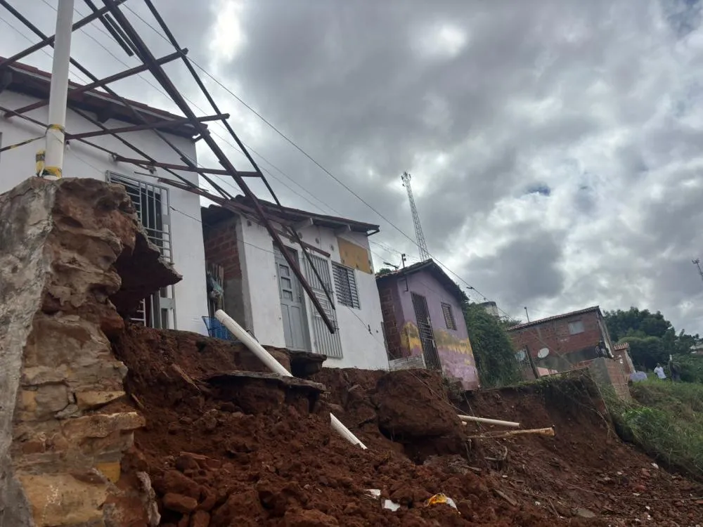 Deslizamento de morro no Paroquial em Picos. (Foto: Hitalo Rodrigues/Cidade Verde)