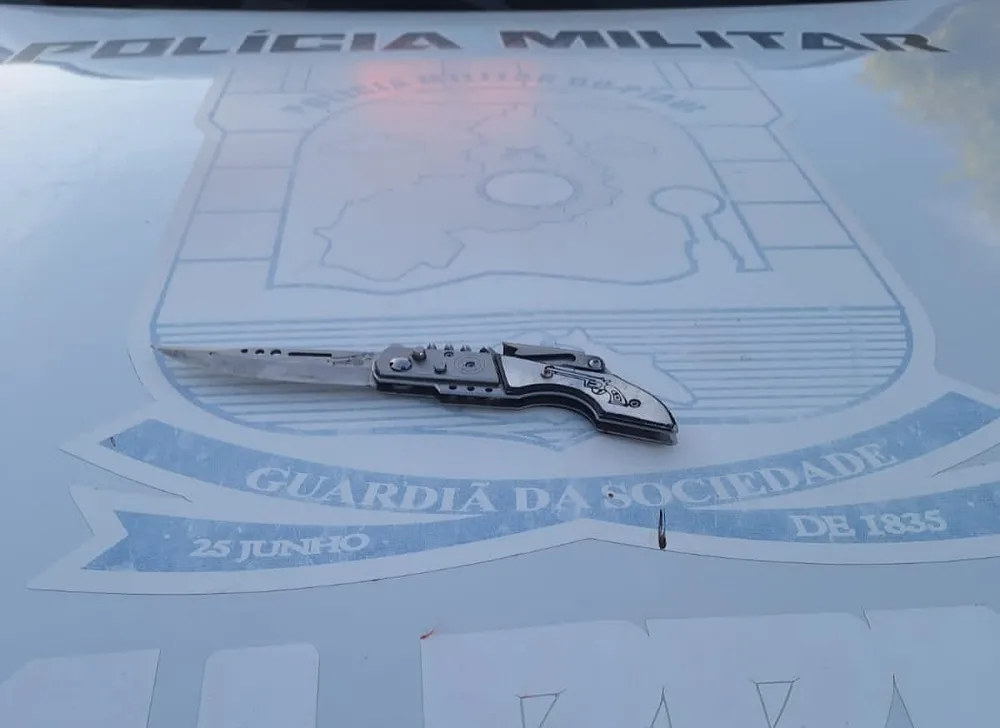 A suspeita, supostamente, estaria portando um canivete no momento da agressão (Foto: Divulgação da PM) 