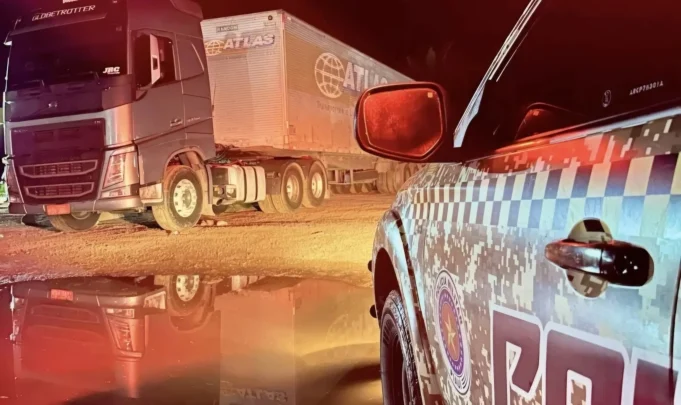 Viatura policial intercepta caminhão roubado – Foto: Cidades na Net.