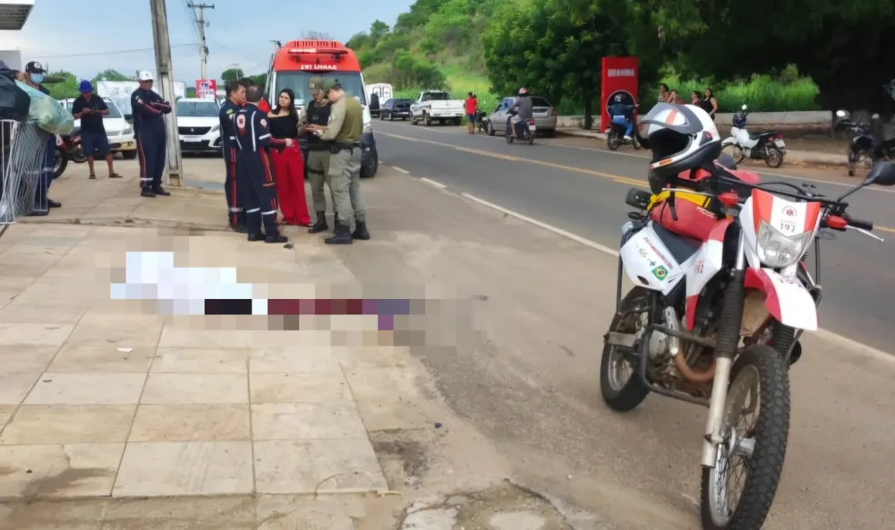 Local do acidente com autoridades apurando os fatos – Foto: Hítalo Rodrigues.