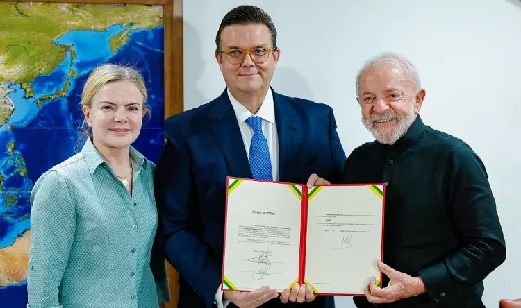 Lula e Gleisi Hoffmann durante a nomeação de Wolney Queiroz como novo ministro da Previdência – Foto: ASCOM.