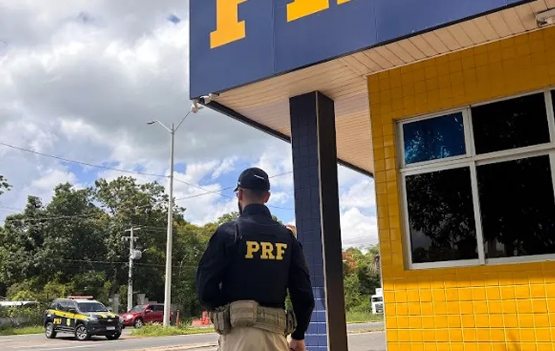 PRF apreende R$ 67 mil e material de campanha em carro no Piauí