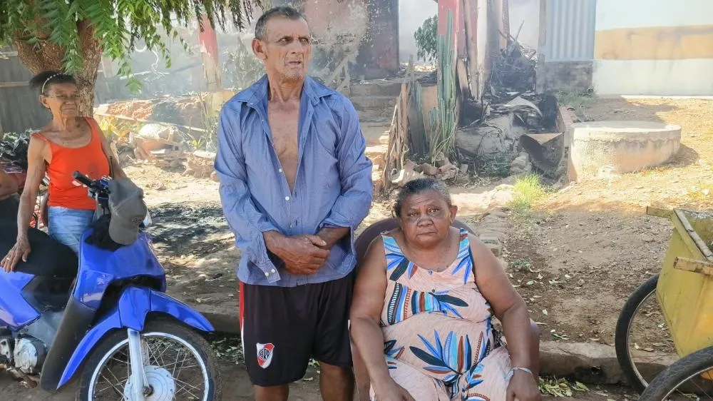 Sr. Francisco Bonfim e Maria Valtânia, moradores da casa afetada. (Foto: Redação)