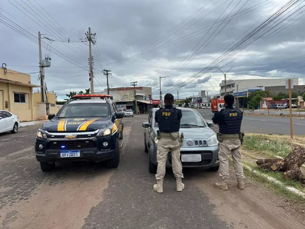 Veículo apresentava placas falsificadas - Foto: Divulgação PRF