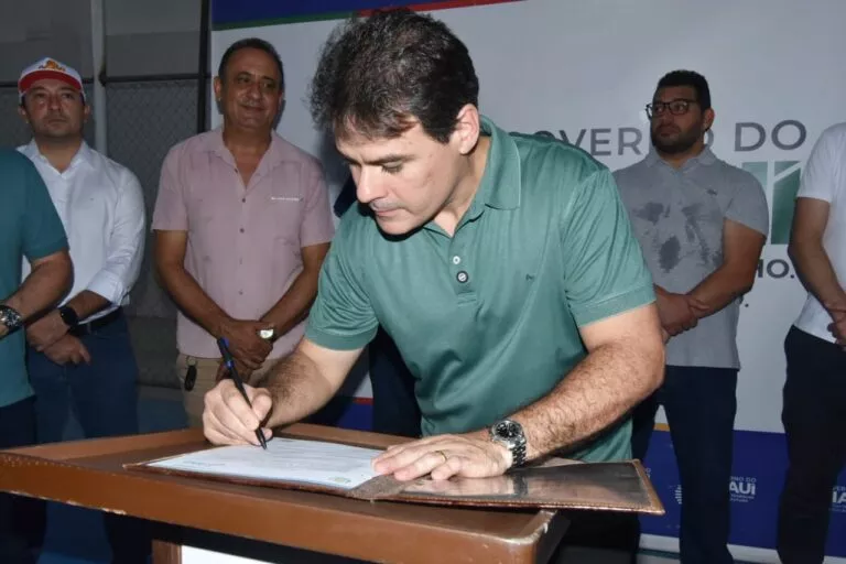 Governador em exercício Severo Eulálio assina ordem de serviço (Foto: Francisco Leal)