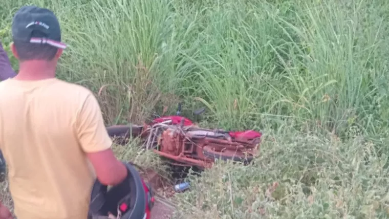 A moto de Luciano foi encontrada às margens da BR - Foto: Cidade Verde. 