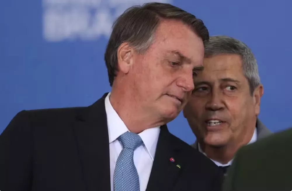 Foto de arquivo de 12/08/2021 mostra o então presidente da República, Jair Bolsonaro (PL), conversando com o então ministro da Defesa, general Braga Netto — Foto: Gabriela Biló/ESTADÃO CONTEÚDO