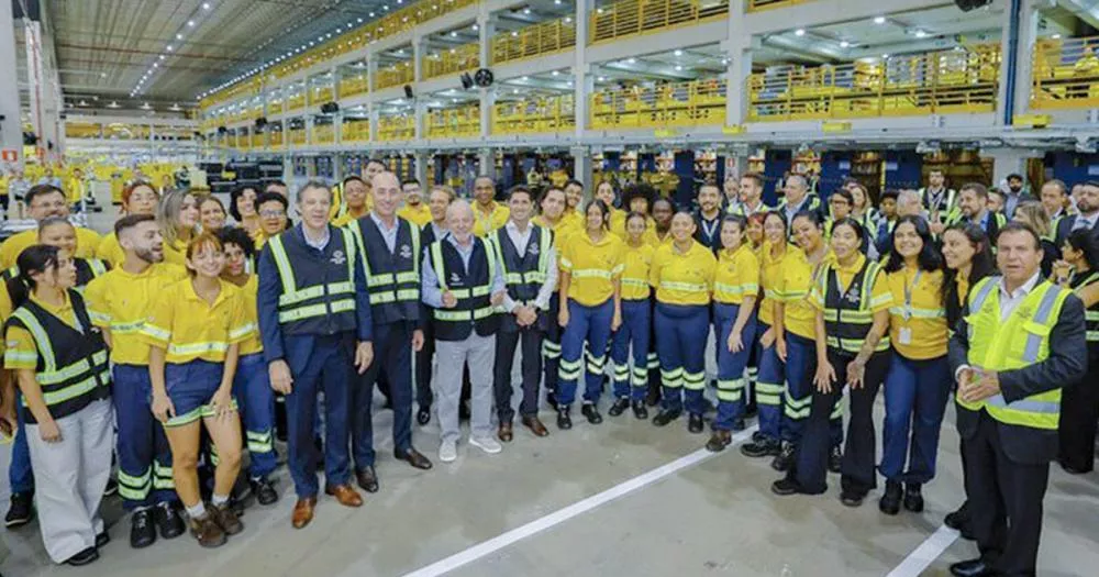 O presidente Lula e ministros em visita a um centro de distribuição do Mercado Livre – Foto: ASCOM.