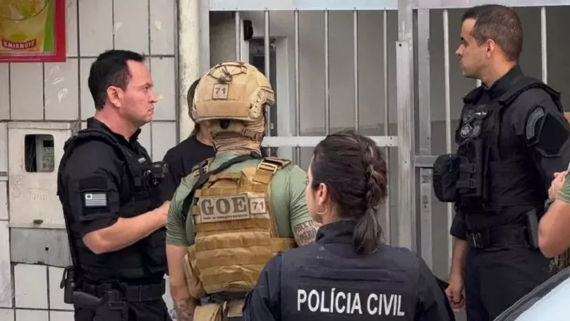 Investigadores em um dos endereços dos criminosos – Foto: Portal Cidade Verde.